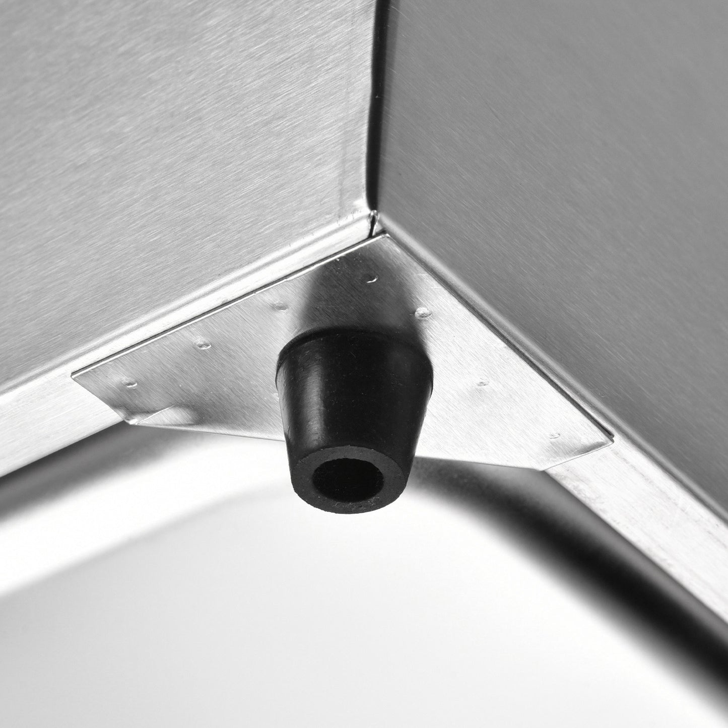 Deep fryer bottom displaying the non slip legs